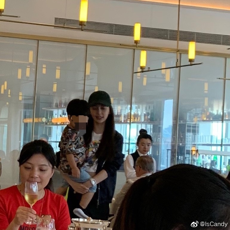 网友偶遇baby带儿子餐厅吃饭 三岁小海绵品尝美食津津有味