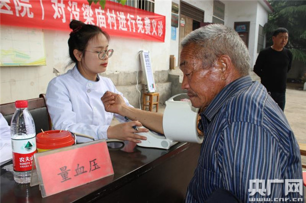 宝丰县城市管理局:义诊服务到乡村“呵护”群众健康