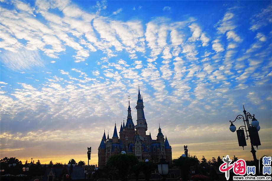 上海迪士尼城堡上空现火烧云 恍若“童话世界”