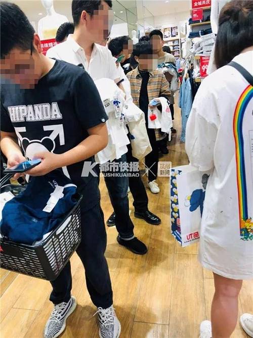 杭州良渚永旺梦乐城优衣库，很多人排队买单。图据都市快报