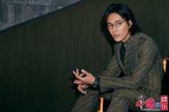 陈坤穿印花西装帅气亮相 雅痞与精英气