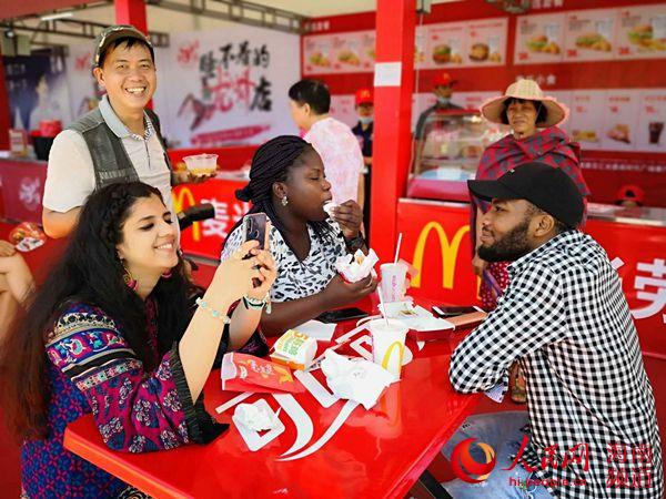 国外友人现场品尝特色美食