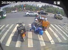 快递小哥路口翻车 青岛人是这样做的