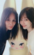 王心凌晒与妈妈合影 母女二人眉目神似