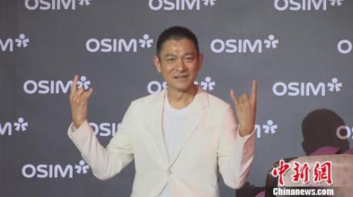 香港著名艺人刘德华2日亮相上海，否认“健康亮红灯”传闻。　康玉湛　摄