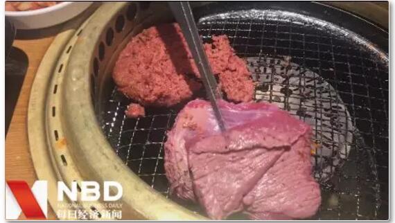 炉内左上角为人造肉，右下为牛肉（图片