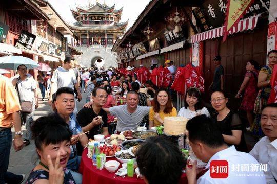 3万多人同吃端午药根宴 特色美食摆了3318桌