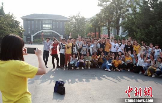 6月9日，在扬州大学附属中学考点，考生们在考试结束后合影留念。　孟德龙　摄