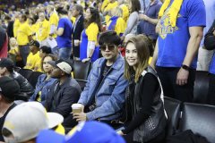 昆凌与老公周杰伦NBA观战甜蜜秀恩爱