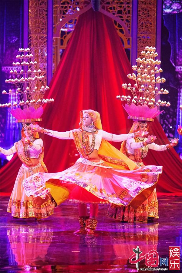 《巅峰之夜》印度“女团”上演高难度顶灯舞