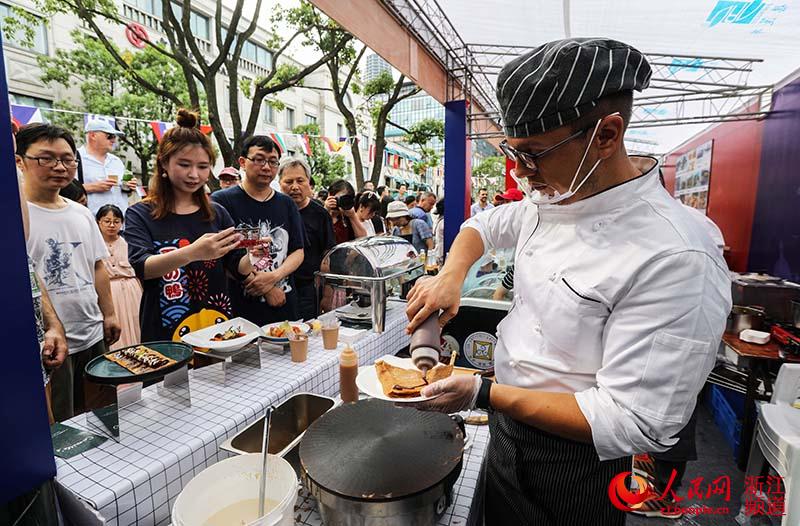 6月9日，市民在宁波市江北区老外滩品尝中东欧各国美食。章勇涛 摄