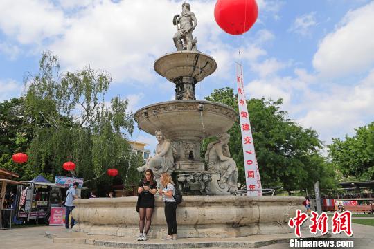 2019年匈牙利“中国旅游文化周”在布达佩斯伊丽莎白广场举行。　殷立勤 摄