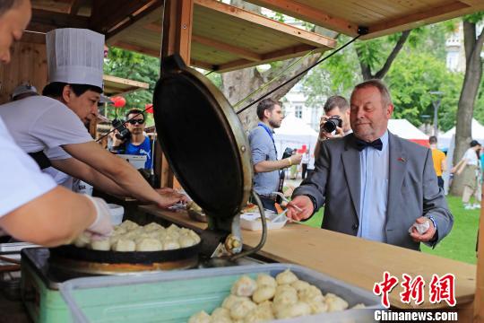 布达佩斯当地居民感受中国美食。　殷立勤 摄