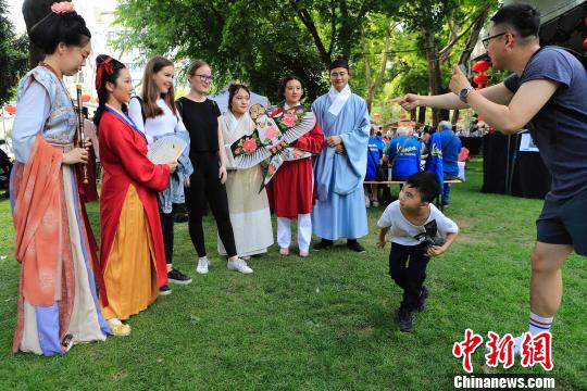 布达佩斯当地居民与身穿汉服的表演者合影留念。　殷立勤 摄