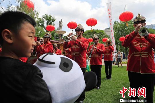 广场上特色布达佩斯管乐团表演，吸引了孩子的目光。　殷立勤 摄