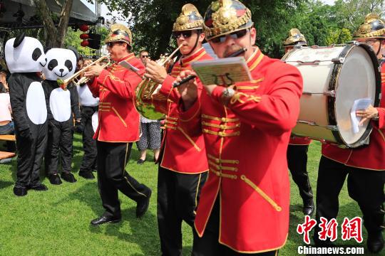 广场上同时出现了中国大熊猫的身影。　殷立勤 摄