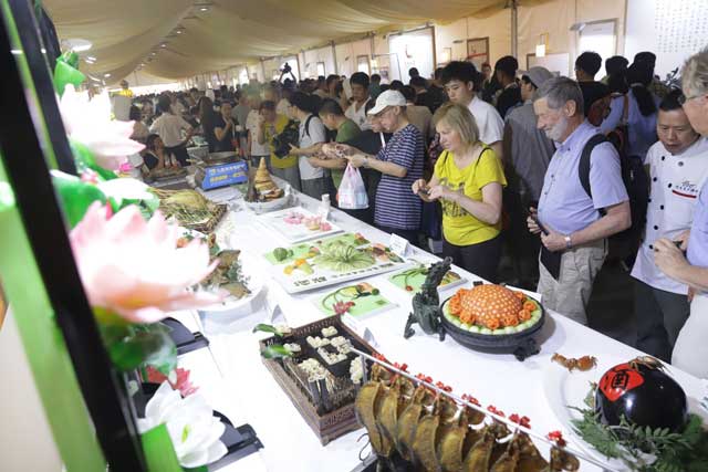 观邮展•迎军运 2019武汉美食文化节开幕