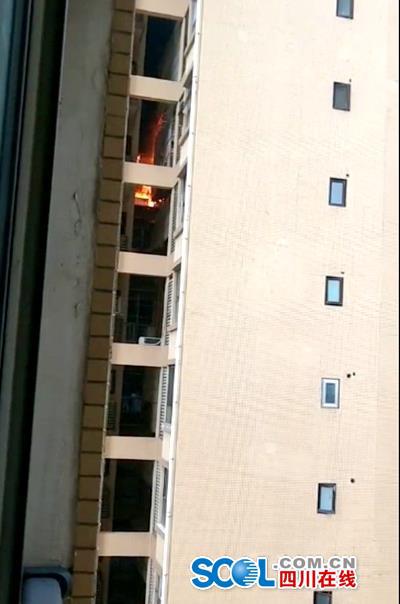 雅安一高层住宅起火浓烟滚滚 因灯爆引起？