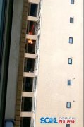 雅安一高层住宅起火浓烟滚滚 因灯爆引