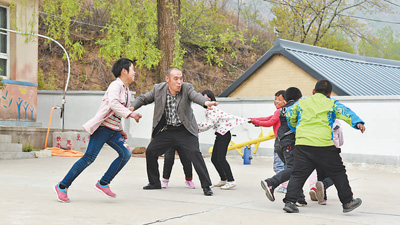 “哪怕只剩一个孩子，我也要坚守”（爱国情 奋斗者）