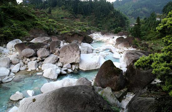 乌吉风光。石峰 摄