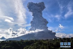 印尼锡纳朋火山喷发