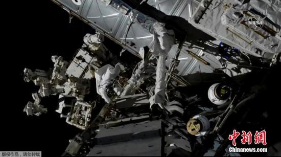 加东时间2019年4月8日上午，当国际空间站飞经智利上空时，美国宇航局宇航员安妮麦克莱恩和加拿大宇航员大卫圣雅克共同出舱，在国际空间站外部展开工作。