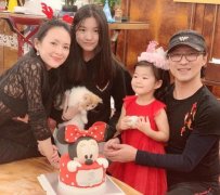 汪峰携全家公园游玩,夫妻俩肚子都很