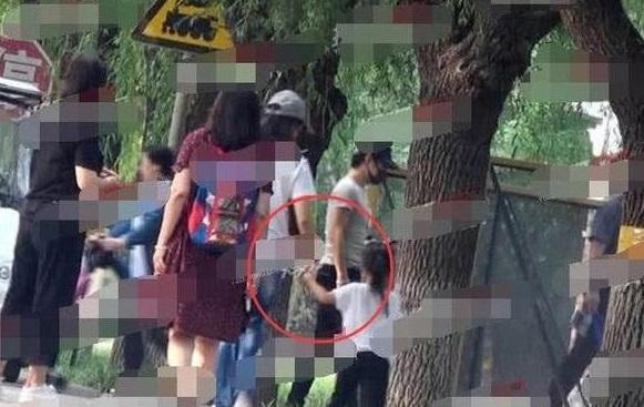 汪峰携全家公园游玩，夫妻俩肚子都很大，港媒说章子怡怀了二胎？