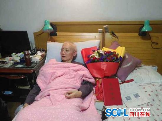 去年，陶铁汉老人躺在家中，这是他抗癌的第8年。田明艳供图
