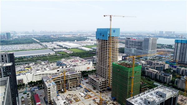 武汉经开区第一高楼封顶，两层回字型空中连廊