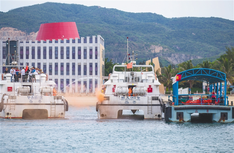 三亚首次开展旅游船舶海上防污染演练