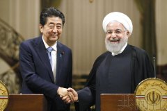 安倍访问伊朗会晤鲁哈尼,敦促对话缓