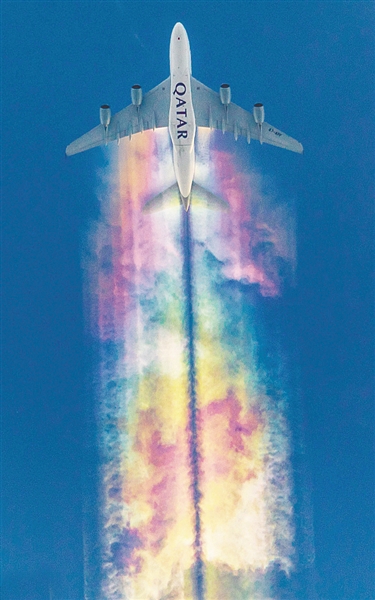 难得一见 飞机划出彩虹轨迹