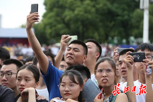 小龙虾热干面好吃 ，江滩太漂亮，主播和“水友