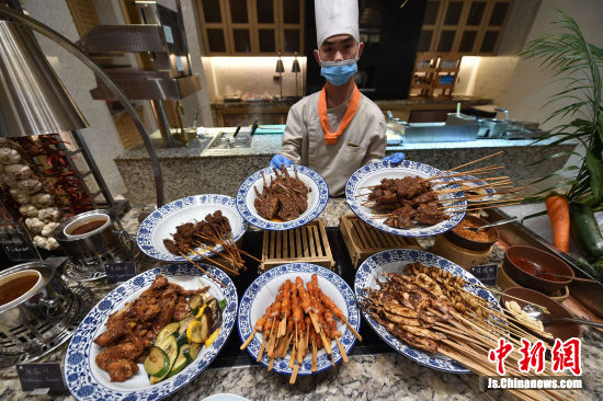 南京民众走进圣和府邸品龙虾自助享美味盛宴