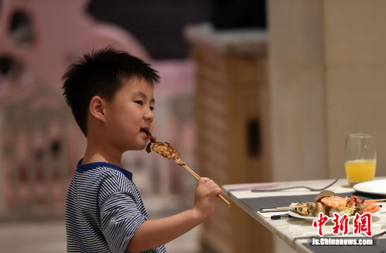 南京民众走进圣和府邸品龙虾自助享美味盛宴