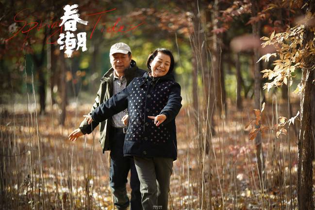 郝蕾“春潮”角逐金爵奖 主创亮相上海电影节红毯