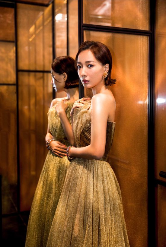 王珞丹金色长裙优雅亮相复古造型尽显高级质感