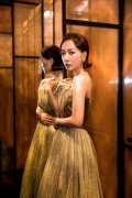 王珞丹金色长裙优雅亮相复古造型尽显