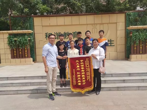 21个小学生齐刷刷：阿姨别给，我们作证！