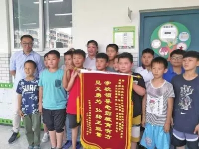 21个小学生齐刷刷：阿姨别给，我们作证！