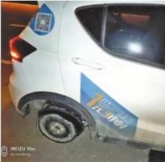 小伙驾驶租共享汽车 跑着跑着轮胎不见