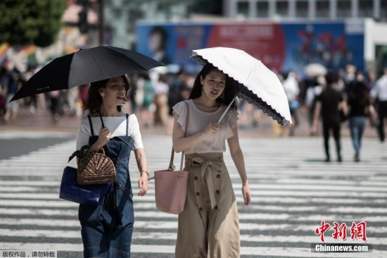 当地时间7月24日，日本高温天气下的东京街头。日本气象厅23日在紧急记者会上表示，近期罕见的高温天气预计将持续到8月上旬，呼吁人们预防中暑，避免出现生命危险。