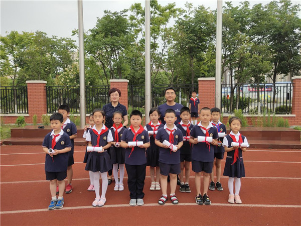 安三小灵溪分校：国旗下的表彰校园里的成长