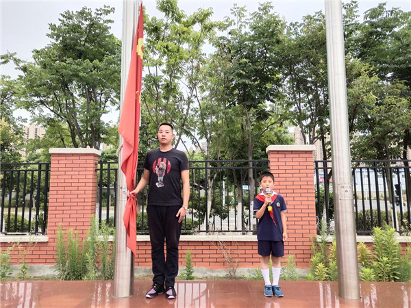 安三小灵溪分校：国旗下的表彰校园里的成长