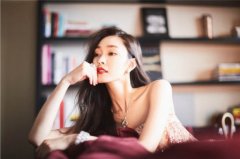 宋轶优雅现身品牌晚宴裸粉色流苏亮片
