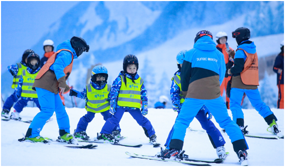 暑期将至，来滑雪吧！广州融创乐园雪世界游玩