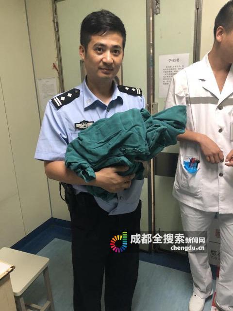 民警唐欣抱着婴孩