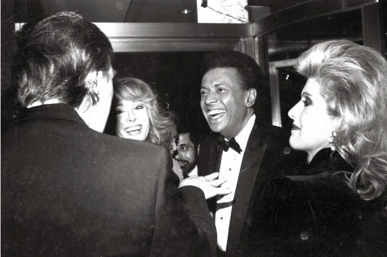 1987年，特朗普夫妇、卡罗尔以及她当时的丈夫约翰·约翰逊（John Johnson）在NBC电视台的派对上的照片。图片